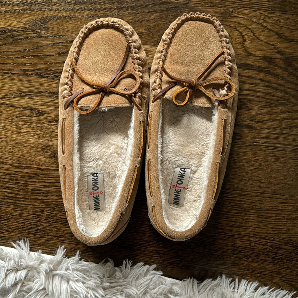 minnetonka moccasin slippers